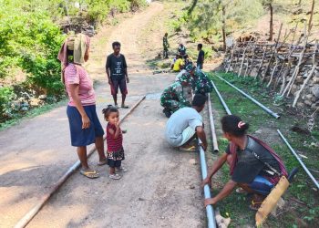 Satgas Pamtas RI-RDTL Yonif 132/BS, Bantu Pasang Pipa Saluran Air Bersih Untuk Masyarakat di Perbatasan