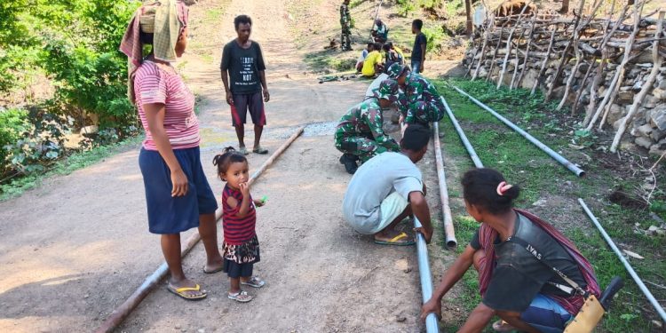 Satgas Pamtas RI-RDTL Yonif 132/BS, Bantu Pasang Pipa Saluran Air Bersih Untuk Masyarakat di Perbatasan Satgas Pamtas RI-RDTL Yonif 132/BS, Bantu Pasang Pipa Saluran Air Bersih Untuk Masyarakat di Perbatasan
