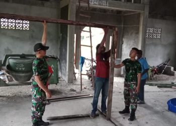 Sambut Hari Paskah, Prajurit Satgas Yonif 126 Kala Cakti Bantu Persiapan Tempat Ibadah
