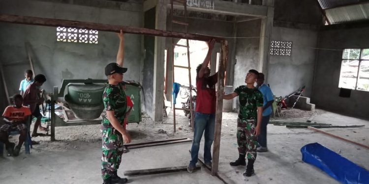 Sambut Hari Paskah, Prajurit Satgas Yonif 126 Kala Cakti Bantu Persiapan Tempat Ibadah