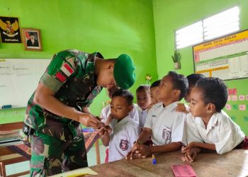 Satgas Yonif 132/BS Ajarkan Anak-anak di Perbatasan Menjaga Pola Hidup Sehat