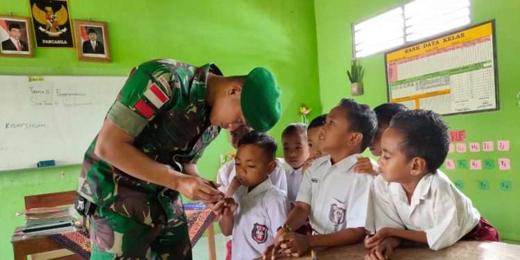 Satgas Yonif 132/BS Ajarkan Anak-anak di Perbatasan Menjaga Pola Hidup Sehat