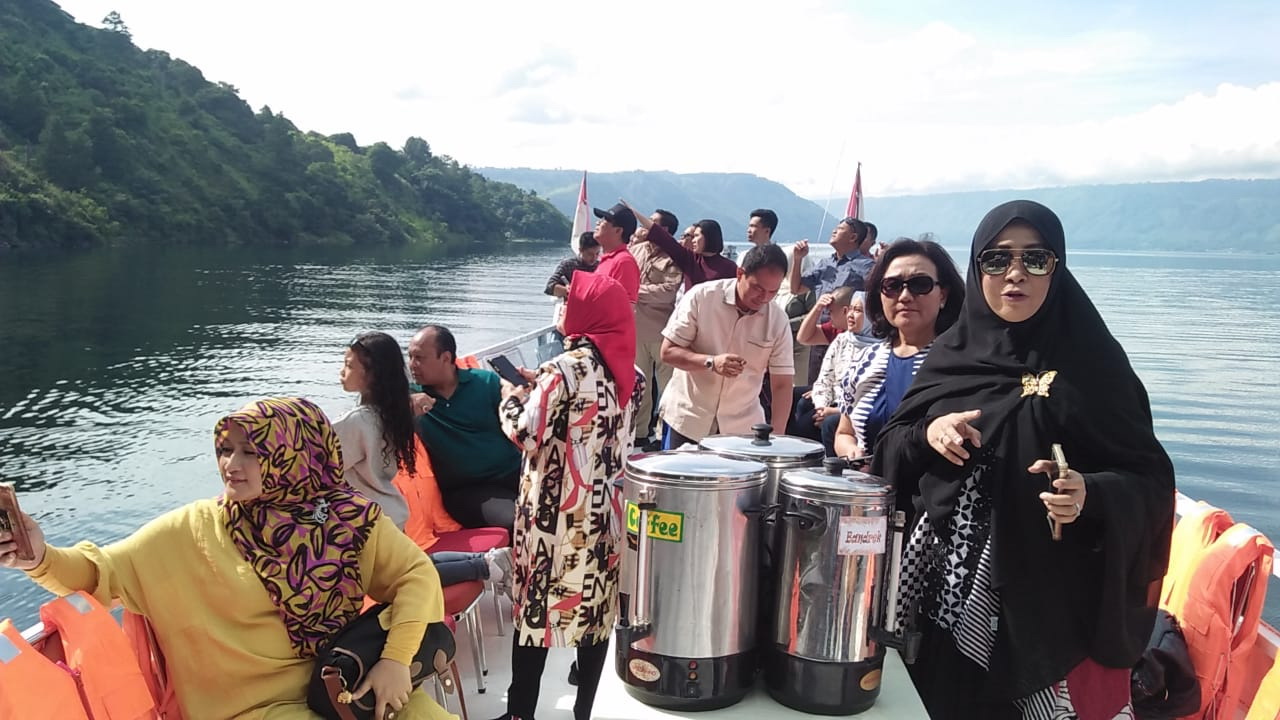 Wisata ke Danau Toba, Letjen TNI (P) Teddy Lhaksmana dan Keluarga Menanam Pohon Wisata ke Danau Toba, Letjen TNI (P) Teddy Lhaksmana dan Keluarga Menanam Pohon