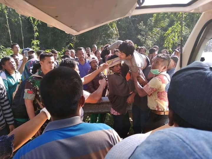 Mobil Rombongan Pesta Masuk Jurang di Tobasa Mobil Rombongan Pesta Masuk Jurang di Tobasa
