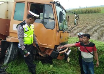 Mobil Rombongan PNS Tobasa Tabrak Truk Tangki di Jalan Medan