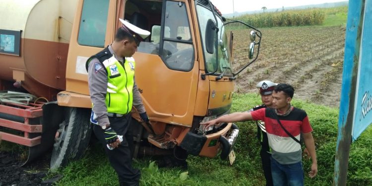 Mobil Rombongan PNS Tobasa Tabrak Truk Tangki di Jalan Medan