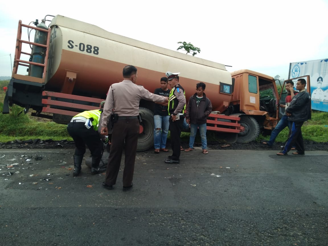 Mobil Rombongan PNS Tobasa Tabrak Truk Tangki di Jalan Medan