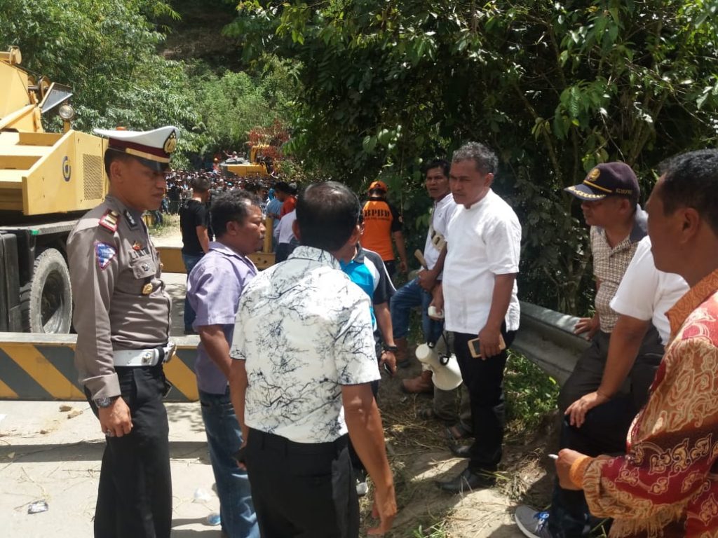Bus PT Sentosa Bawa Rombongan Keluarga Sitorus dari Helvetia Medan Masuk Jurang di Tobasa Bus PT Sentosa Bawa Rombongan Keluarga Sitorus dari Helvetia Medan Masuk Jurang di Tobasa