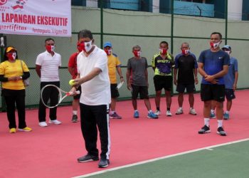 Servis Pertama Togar Sitorus Tanda Dimulainya Pertandingan Tenis Lapangan Eksekutif