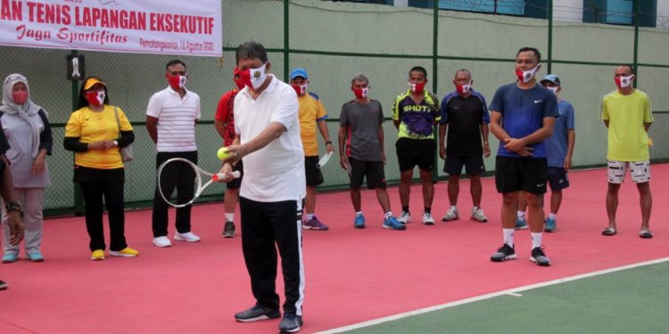 Servis Pertama Togar Sitorus Tanda Dimulainya Pertandingan Tenis Lapangan Eksekutif Servis Pertama Togar Sitorus Tanda Dimulainya Pertandingan Tenis Lapangan Eksekutif