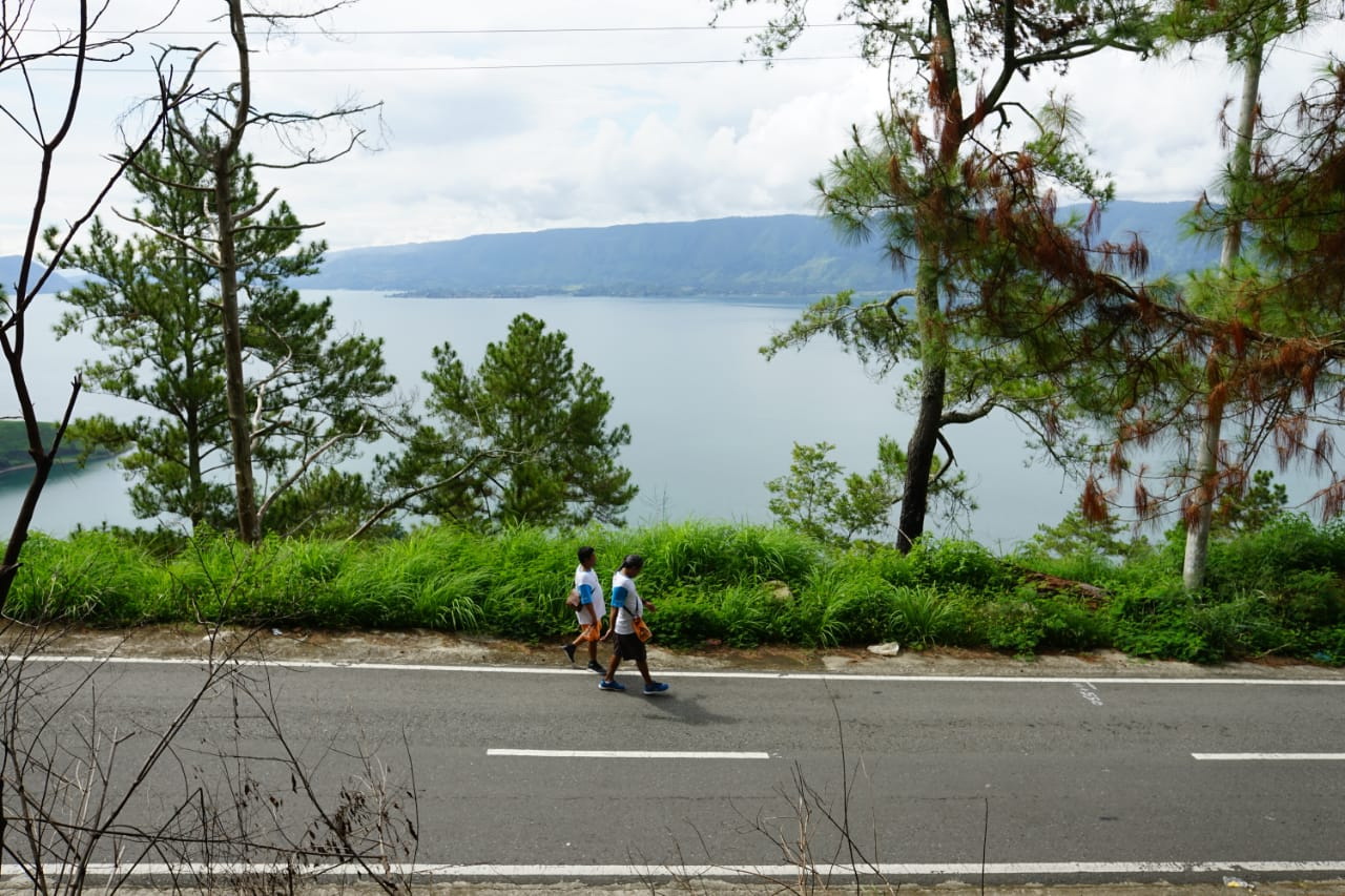 Togu Simorangkir Berjalan Kaki 305 Km Kelilingi Danau Toba demi Galang Dana Pendidikan