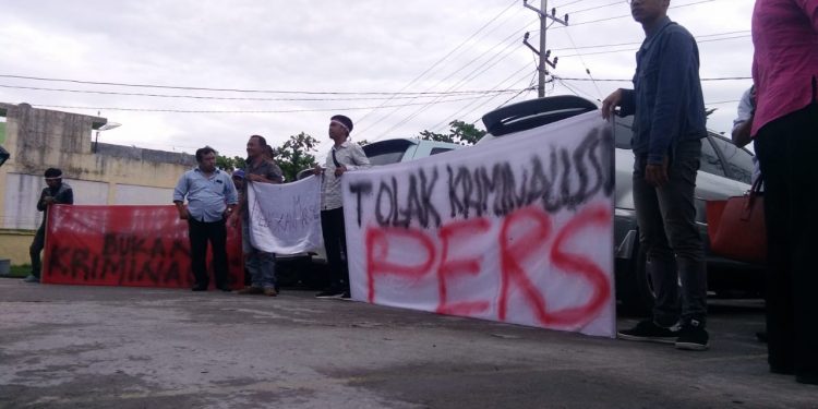 Sidang Pra Peradilan ' Kriminalisasi Pers ' Diwarnai Aksi Unjuk Rasa Aliansi Jurnalis Siantar Simalungun