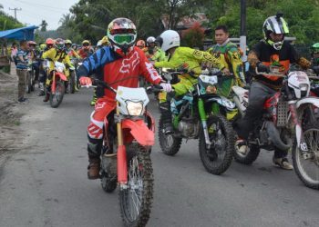 Trabas Bareng Gama Trail Adventure, Pangdam I/BB Serahkan Bantuan ke Masjid dan Warga di Desa Namo Terasi