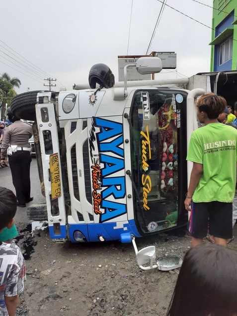 Supir Truk Kayu Tewas Tertimpa Muatannya Saat Ganti Ban