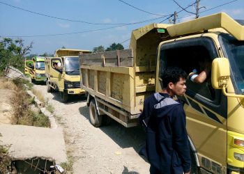Merasa Tertipu dan Tak Direspon Kades, Warga Hadang Truk PT Tamaris Hydro Energi