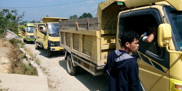 Merasa Tertipu dan Tak Direspon Kades, Warga Hadang Truk PT Tamaris Hydro Energi Merasa Tertipu dan Tak Direspon Kades, Warga Hadang Truk PT Tamaris Hydro Energi