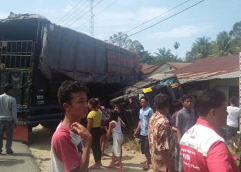 Tabrak Warung, Truk Engkel Terbalik di Jalan Lintas