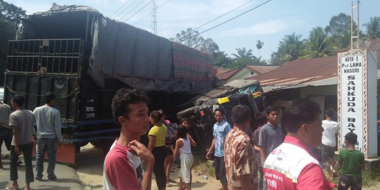 Tabrak Warung, Truk Engkel Terbalik di Jalan Lintas