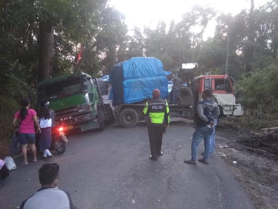 Truk Pengangkut Kertas Toba Pulp Lestari Kecelakaan di Jalin Siantar-Parapat Truk Pengangkut Kertas Toba Pulp Lestari Kecelakaan di Jalin Siantar-Parapat