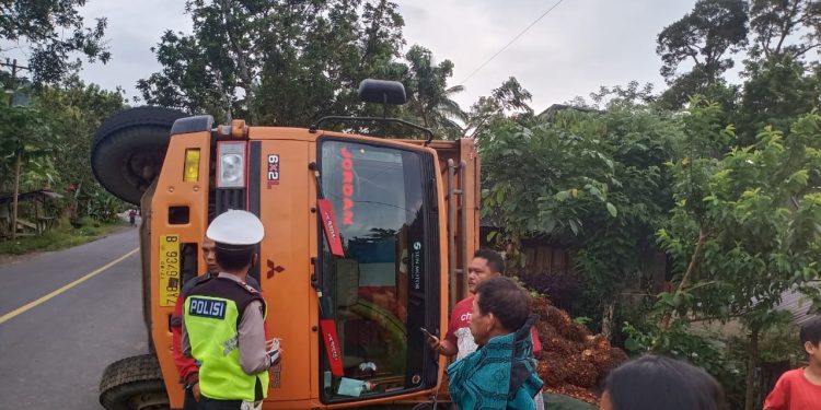 Truk Sawit Tompul Panggabean Terbalik di Halaman Rumah Warga di Tapsel
