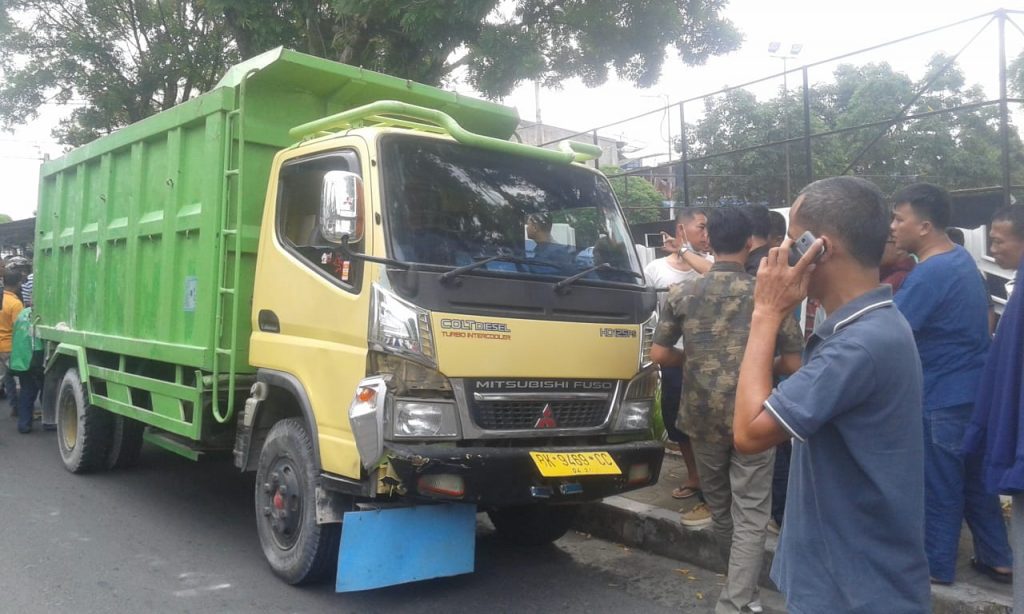 Tragis, Seorang Mahasiswi Tewas Digilas Truk di Jalan H Adam Malik Tragis, Seorang Mahasiswi Tewas Digilas Truk di Jalan H Adam Malik