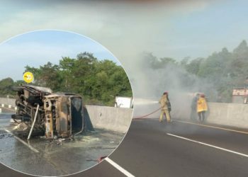 Pecah Ban lalu Terbalik, Truk Pengangkut Belerang Terbakar di Jalan Tol