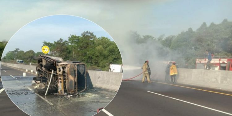 Pecah Ban lalu Terbalik, Truk Pengangkut Belerang Terbakar di Jalan Tol