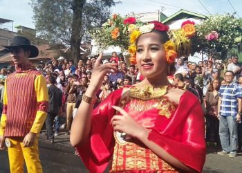 Ribuan Pengunjung Tumpah di Festival Bunga dan Buah 2019