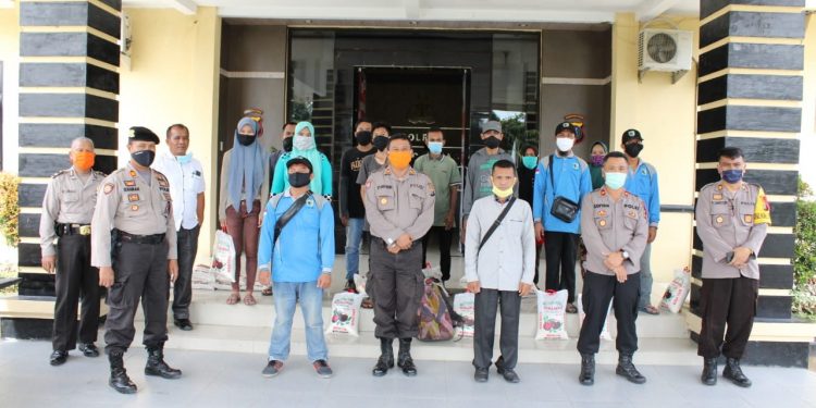 Polres Sergai Berikan Bantuan Paket Sembako Kepada Warga Tuna Rungu