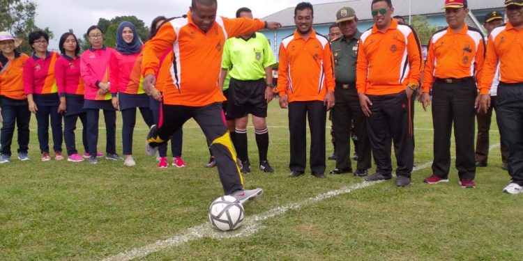 Diikuti 17 Tim, AKBP M Liberty Panjaitan Buka Turnamen Sepakbola di Balata Diikuti 17 Tim, AKBP M Liberty Panjaitan Buka Turnamen Sepakbola di Balata