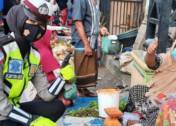 Polwan Sat Lantas Polres Madina Bagikan Masker