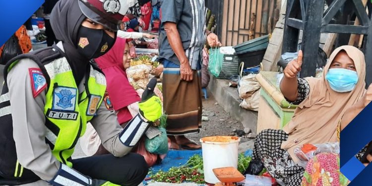 Polwan Sat Lantas Polres Madina Bagikan Masker