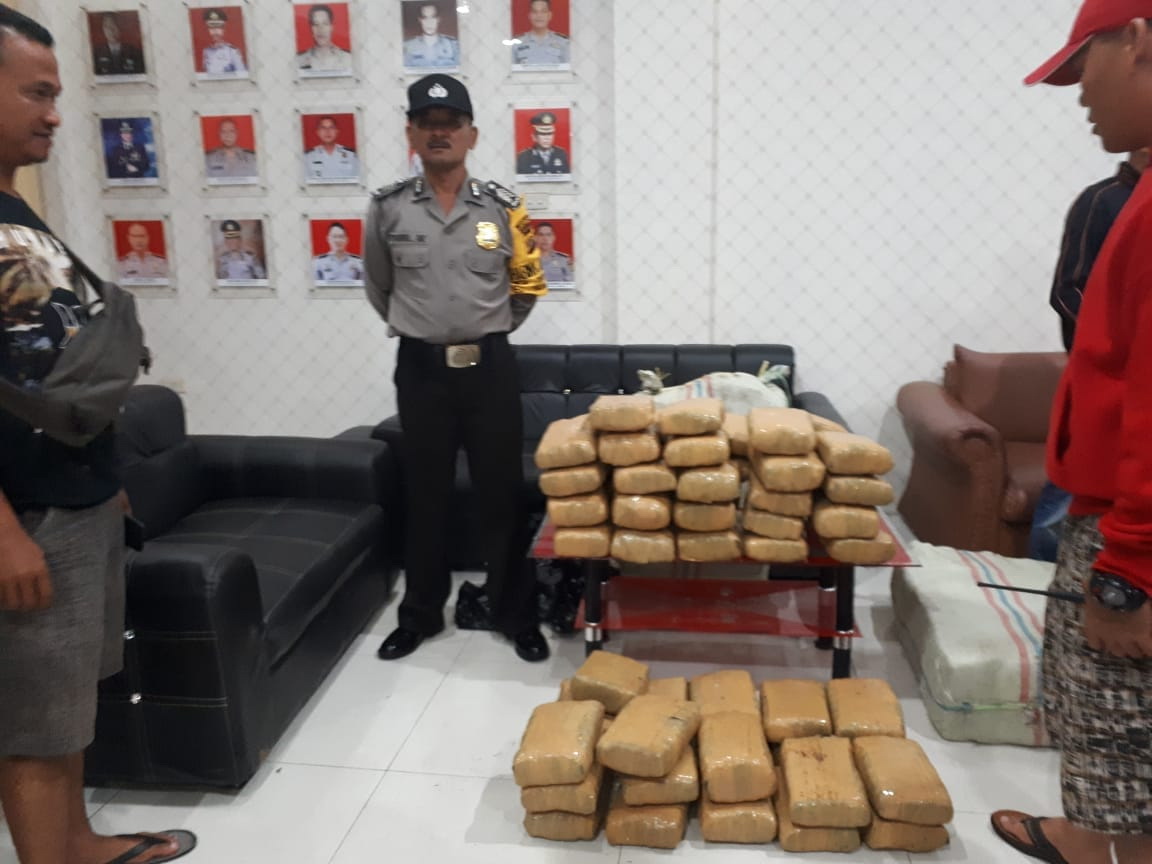 Dua Oknum Polisi Ditangkap Bawa 130 Bal Ganja Dengan Mobil Patroli Polisi