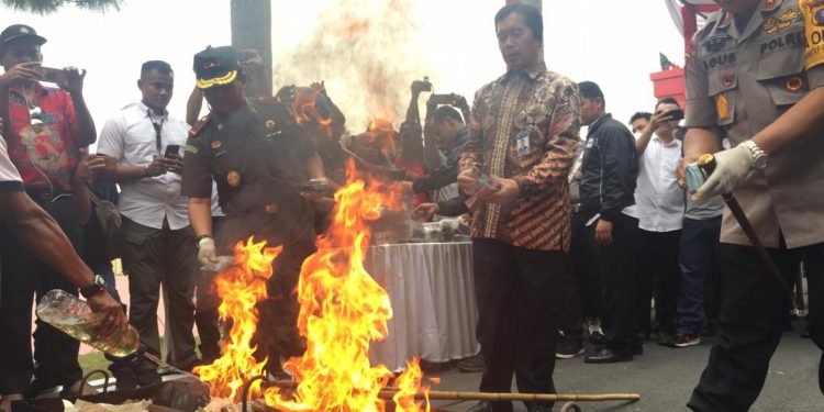 1,5 M Uang Dibakar di Medan 1,5 M Uang Dibakar di Medan