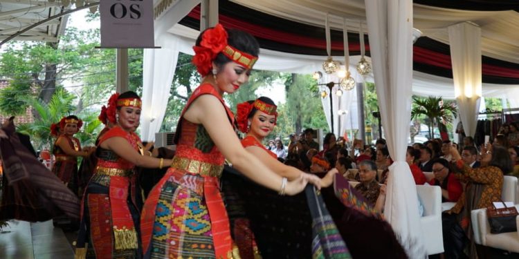 "Ulos, Hangoluan & Tondi" yang Mengiringi Perjalanan Hidup Suku Batak "Ulos, Hangoluan & Tondi" yang Mengiringi Perjalanan Hidup Suku Batak