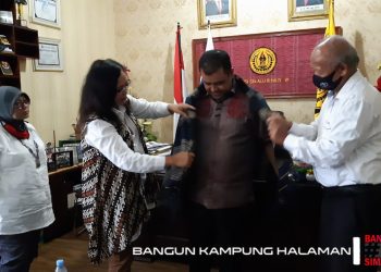 Hiou Ragi Sattik dari Rektor USI untuk Bang Hasim, sebagai Bentuk Doa dan Restu