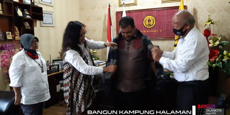 Hiou Ragi Sattik dari Rektor USI untuk Bang Hasim, sebagai Bentuk Doa dan Restu