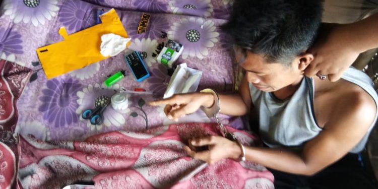 Jualan Barang Haram, Pria ini Buka Lapak di Gubuk Jualan Barang Haram, Pria ini Buka Lapak di Gubuk