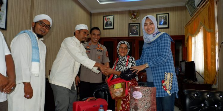 AKBP Irsan Sinuhaji, S.I.K, M.H Berikan Tiket Umroh Gratis kepada Ibu Rosidah