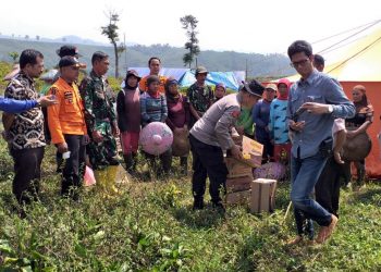 Kapolsek Nangung berseta Muspika Tinjau Loķasi Terdampak Gempa