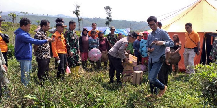 Kapolsek Nangung berseta Muspika Tinjau Loķasi Terdampak Gempa