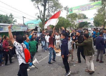 Pelantikan Anggota DPRD Diwarnai Aksi Unjuk Rasa Mahasiswa