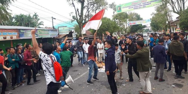 Pelantikan Anggota DPRD Diwarnai Aksi Unjuk Rasa Mahasiswa Pelantikan Anggota DPRD Diwarnai Aksi Unjuk Rasa Mahasiswa
