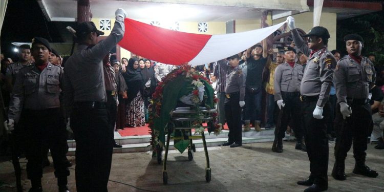 Kapolres Simalungun Jadi Perwira Upacara Pemakaman Wakapolres Labuhanbatu
