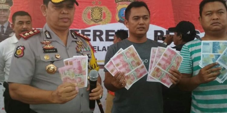 Sepasang Kekasih Cetak dan Edarkan Uang Palsu di Belawan Sepasang Kekasih Cetak dan Edarkan Uang Palsu di Belawan