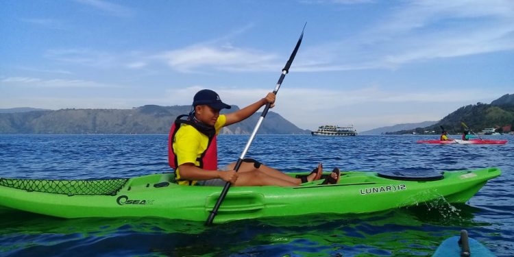 Peserta “Ekspedisi Kayak Pelajar Indonesia 2” Mulai Latihan di Perairan Danau Toba