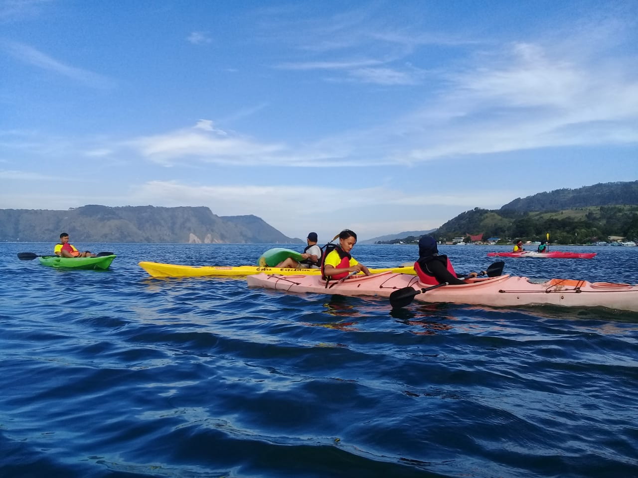 Peserta “Ekspedisi Kayak Pelajar Indonesia 2” Mulai Latihan di Perairan Danau Toba