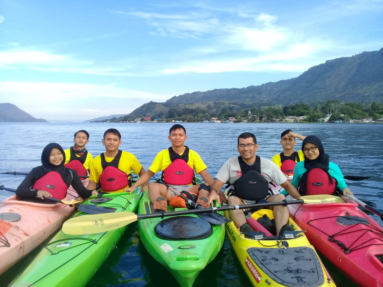 Peserta “Ekspedisi Kayak Pelajar Indonesia 2” Mulai Latihan di Perairan Danau Toba