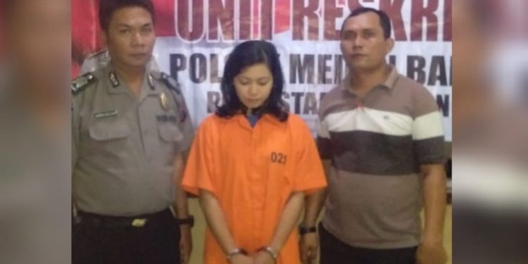 Terekam CCTV, Seorang Wanita Curi HP di Masjid saat Pengajian