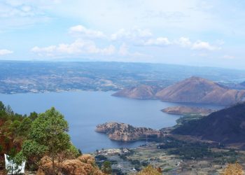 Nikmati Keindahan Danau Toba dari Menara Pandang Tele